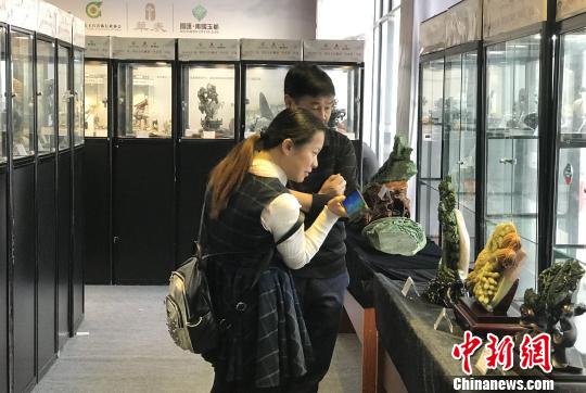 游客参观玉石雕刻精品展 索有为 摄 游客参观玉石雕刻精品展 索有为 摄