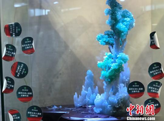 刚刚获得“最受女诗人喜爱的玉雕作品”亮相 索有为 摄 刚刚获得“最受女诗人喜爱的玉雕作品”亮相 索有为 摄