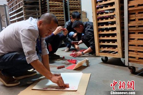 图为工作人员在现场检查。云南省市场监督管理局供图