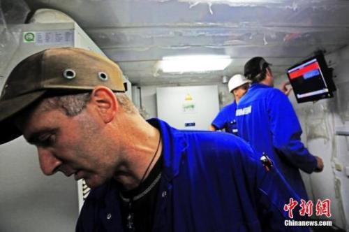 中国造船厂里的外籍员工。 李风 摄