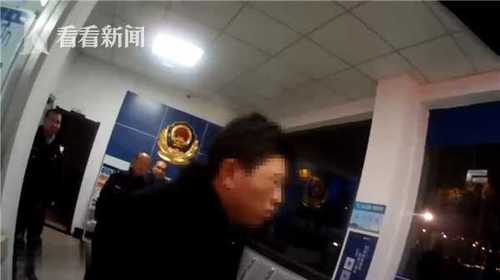 3f661b8993b63407a416f8af8481da83.jpg 婚宴现神秘客人蹭吃蹭喝还打包 双方亲属傻眼了