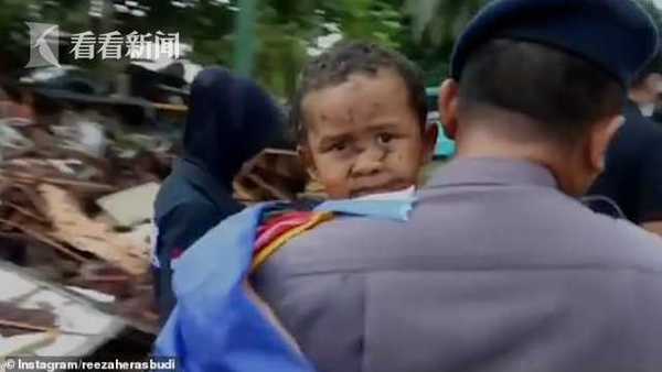 印尼男孩海啸后被埋12小时 人们听到哭声将其救出