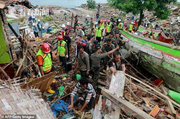 印尼男孩海啸后被埋12小时 人们听到哭声将其救出