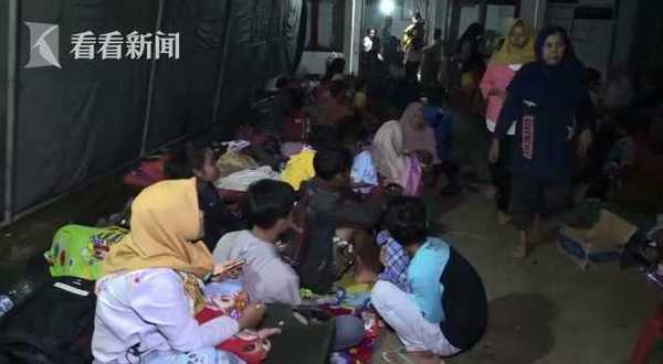 印尼男孩海啸后被埋12小时 人们听到哭声将其救出