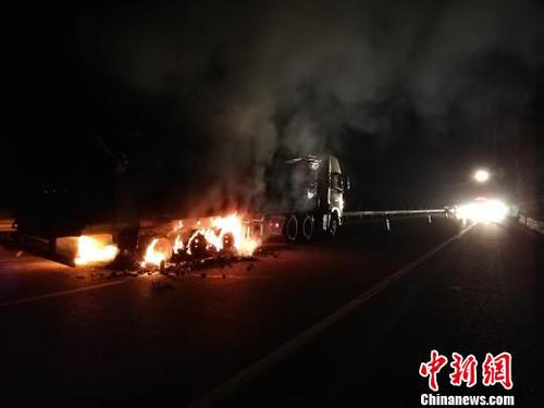 广西大货车高速路突发大火20余吨生蚝变烤蚝