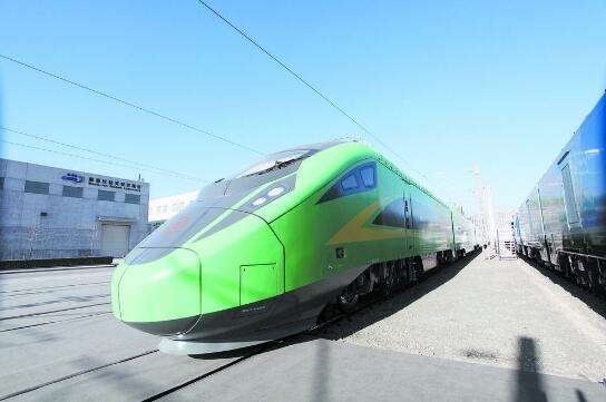 “复兴号”新型动车组首次公开亮相 “复兴号”新型动车组首次公开亮相