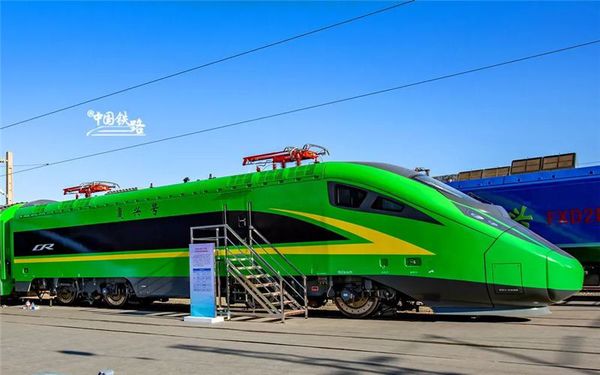“复兴号”新型动车组首次公开亮相2 “复兴号”新型动车组首次公开亮相2