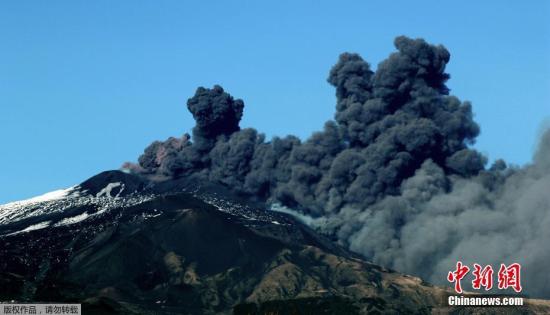 当地时间2018年12月24日，意大利卡塔尼亚，世界最活跃的火山之一埃特纳火山于当日再度喷发，大量火山灰被喷向天空，当地机场被关闭。