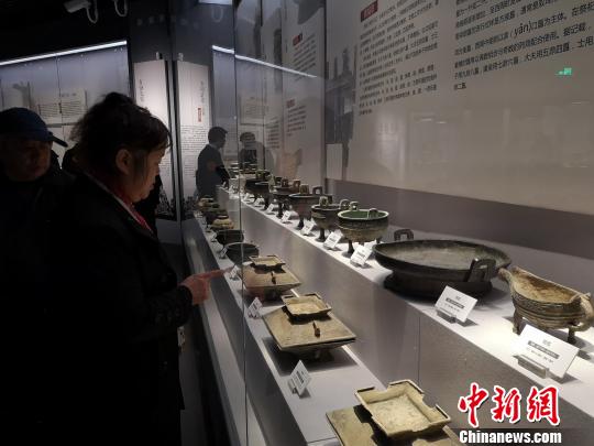 开馆当日，当地民众纷纷前来参观?！⊥τ?摄