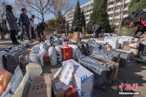 资料图：大学生网购不手软，高校迎“双十一”后快递高峰。韦亮 摄