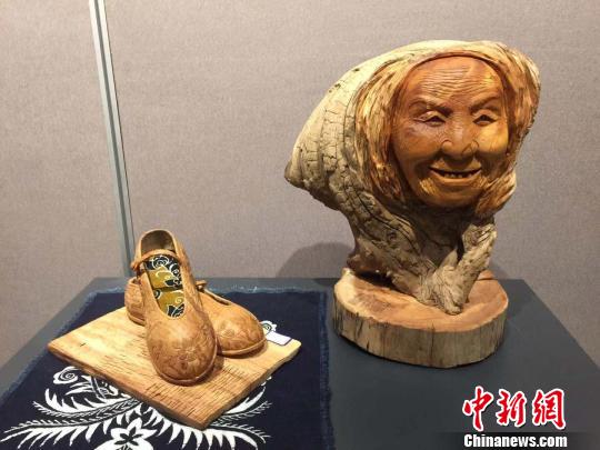 图为首届“雕圣杯”根雕现场创作大赛的一件作品?！∠钶?摄