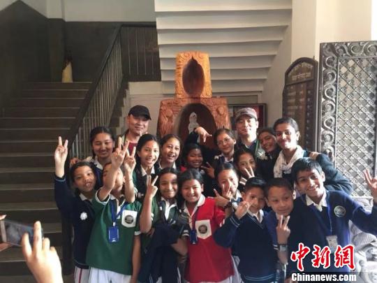 图为郑兴国携嵊州根雕走向尼泊尔?！∈芊谜吖┩?摄