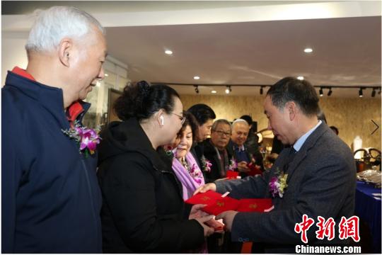 艺术大师获颁聘书。 供图