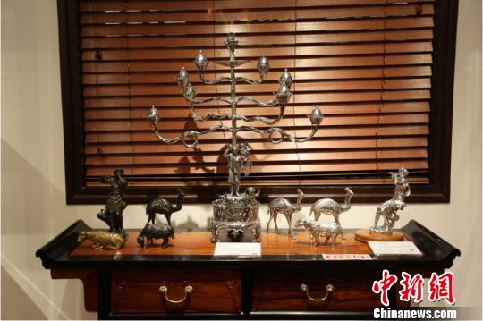 以色列艺术大师创作的银器。 供图