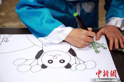 小学生在画大熊猫?！≈炝?摄