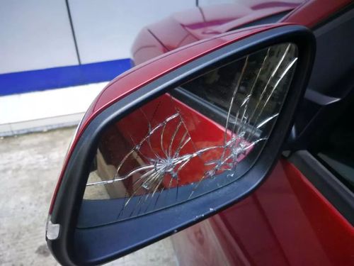 极品前任看前女友坐宝马里 一路尾随怒砸宝马