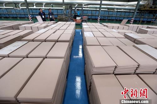 8月27日，中国国家统计局发布数据显示，2018年7月份，中国规模以上工业企业实现利润总额5151.2亿元(人民币，下同)，同比增长16.2%，增速比6月份放缓3.8个百分点。资料图为山西阳城，某陶瓷企业工作人员正在使用叉车生产作业。<a target='_blank' href='http://www.chinanews.com/'>中新社</a>记者 张云 摄