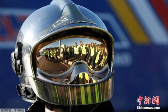 资料图：12月4日，法国政府决定暂停调涨燃料税，但抗议者仍然在社交平台发布第4轮周末示威倡议，准备发动更大规模的抗议活动。法国民众为抗议政府增加燃料税，已经连续3个周末在法国各地展开“黄背心”运动，抗议活动最终演变为了大规模的暴乱。图为一名戴头盔的抗议者。