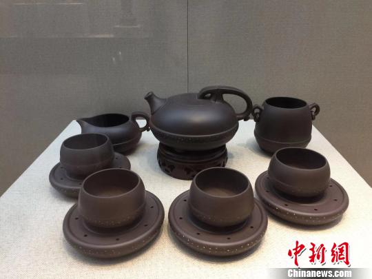 图为紫砂工艺品?！∠钶?摄