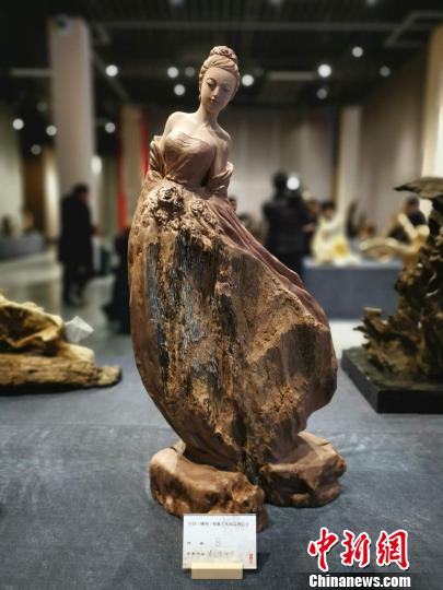 图为根雕工艺品?！「鹁?摄