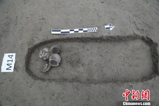 图为幼儿小型土坑墓?！≈有?摄