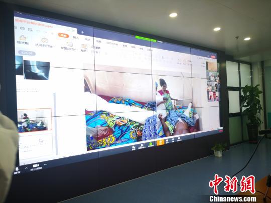 援贝医疗队骨科医师马国强在讲述患者病历?！『?摄