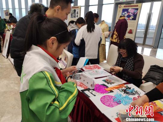 浙江非遗传承人“经验之谈”解非遗进校难题