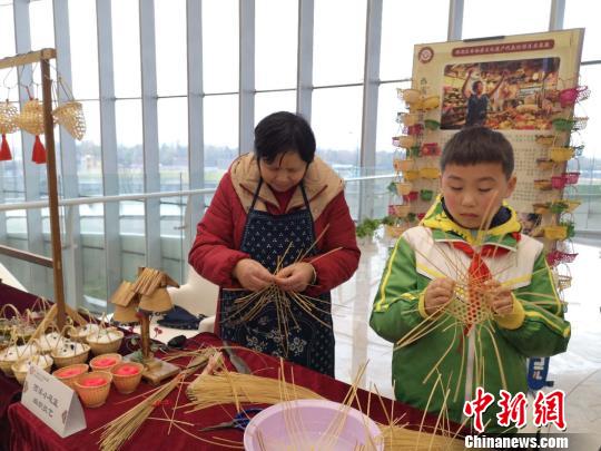 学生参与西溪小花篮的编织。　童笑雨 摄