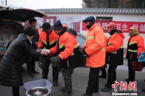 “我们为环卫工人免费发放早餐，至今已经持续6年了。”长子县环卫中心副主任杨建良说。长子县新闻中心 供图
