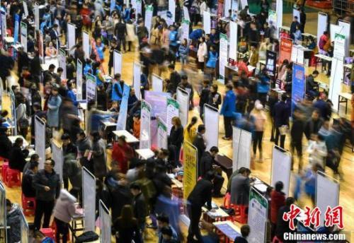 资料图：民营企业走进高校寻英才。<a target='_blank' href='http://www.chinanews.com/'>中新社</a>记者 刘新 摄