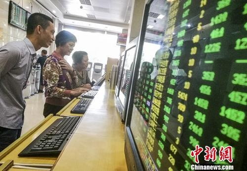 资料图：股民关注股市动态。<a target='_blank' href='http://www.chinanews.com/'>中新社</a>记者 骆云飞 摄