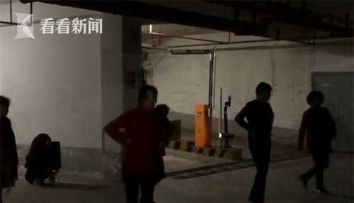 bbf3bd55660ced940028cb853a2ecbc0.jpg 天冷广场舞大妈转战地下车库 居民:碰到人谁的责