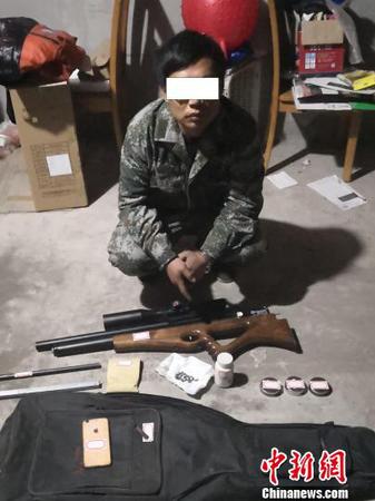 疑犯落网 茂公宣 摄 疑犯落网 茂公宣 摄