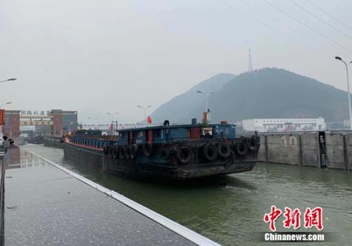 富春江船闸 郭其钰摄 富春江船闸 郭其钰摄