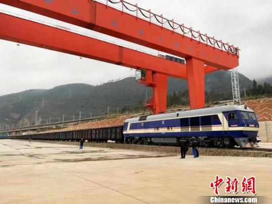 图为货物列车首次开进玉昆钢铁集团铁路专用货场?！∈?摄