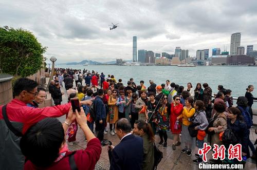 资料图：内地游客在金紫荆广场滨海长廊观光。<a target='_blank' href='http://www.chinanews.com/'>中新社</a>记者 张炜 摄