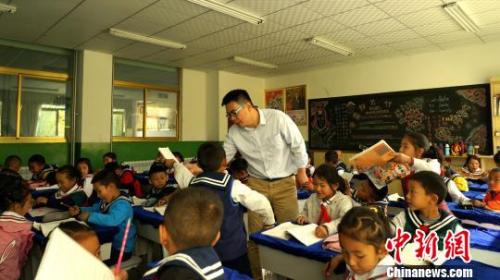 学生们正在上课 资料图 图文无关 江飞波 摄 点击进入下一页