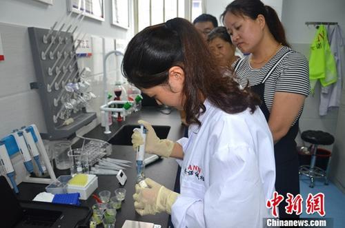 资料图：工作人员根据消费者要求现场检验，共筑食品安全。<a target='_blank' href='http://www.chinanews.com/'>中新社</a>记者 韩苏原 摄