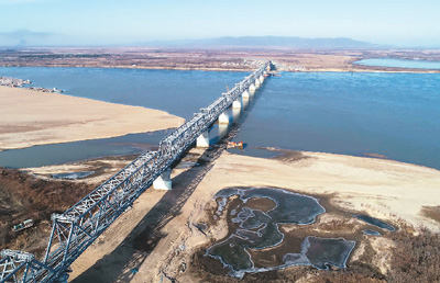 2018年11月8日，在黑龙江省同江市哈渔岛附近的同江中俄铁路大桥上，建设引桥即将被拆除。