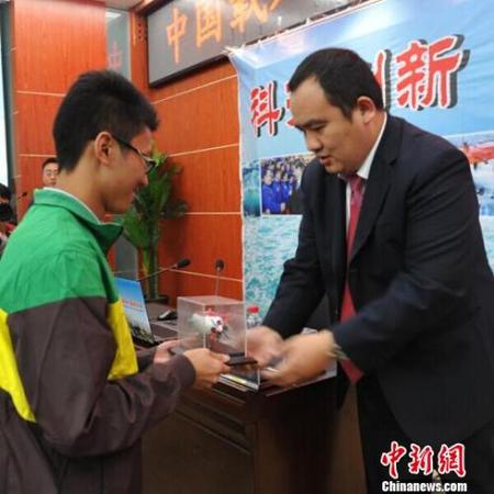 叶聪向学生赠送“蛟龙号”模型 杨勇 摄 点击进入下一页