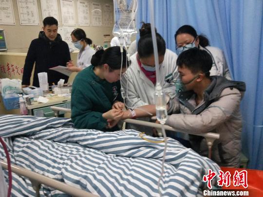 急诊现场开展有序救治工作 张晓敏 摄 急诊现场开展有序救治工作 张晓敏 摄