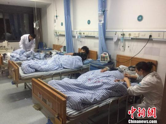 被转运至专设病区的部分患者 张晓敏 摄 被转运至专设病区的部分患者 张晓敏 摄