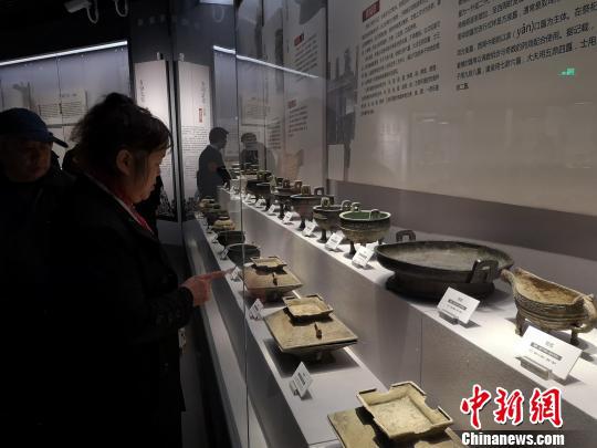 开馆当日，当地民众纷纷前来参观?！⊥τ?摄