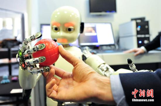 资料图:机器人手。 点击进入下一页