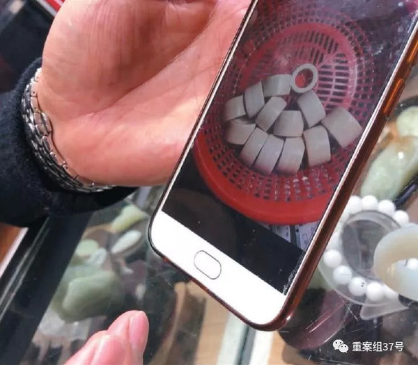 2018年12月22日，广西浦寨口岸的玉石珠宝商潘文斌向记者展示其走私同伙发来的现代象牙制品。  新京报记者王嘉宁 摄