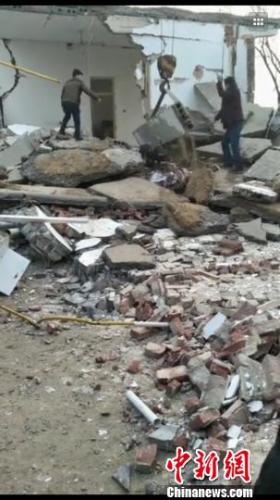 图为房子已被炸塌。现场村民提供的视频截图