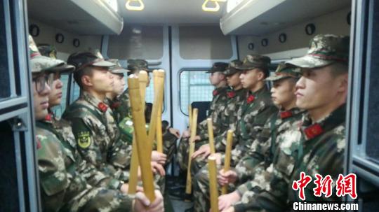 武警四川总队宜宾支队珙县中队前往震中?！＄钕刂卸庸┩?摄