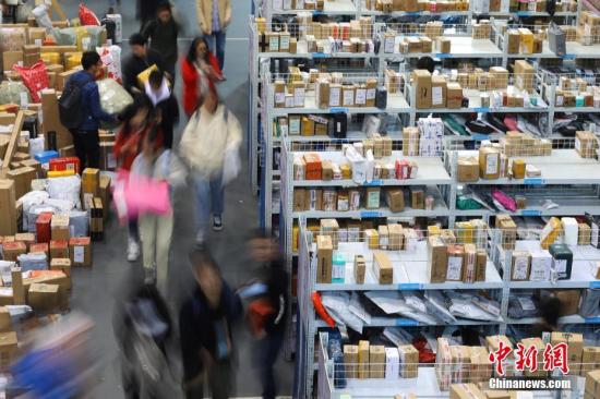 资料图：南京一大学学生在领取快递。<a target='_blank' href='http://www.chinanews.com/'>中新社</a>记者 泱波 摄