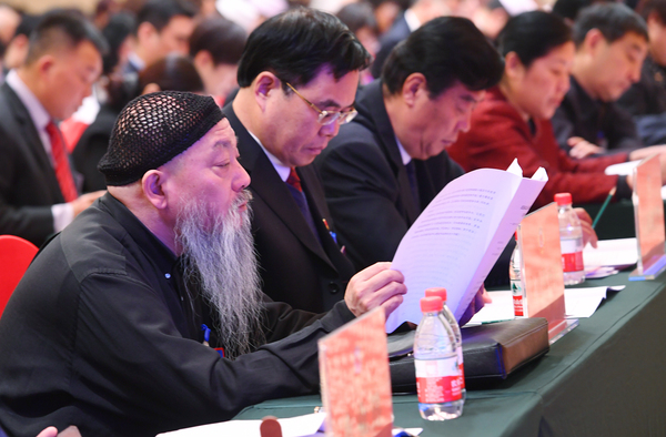 006委员们认真听会。