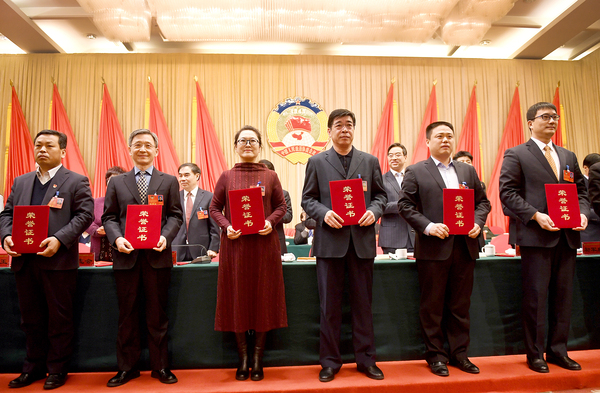 0012获得2018年优秀提案的个人和先进工作者在会议现场领奖